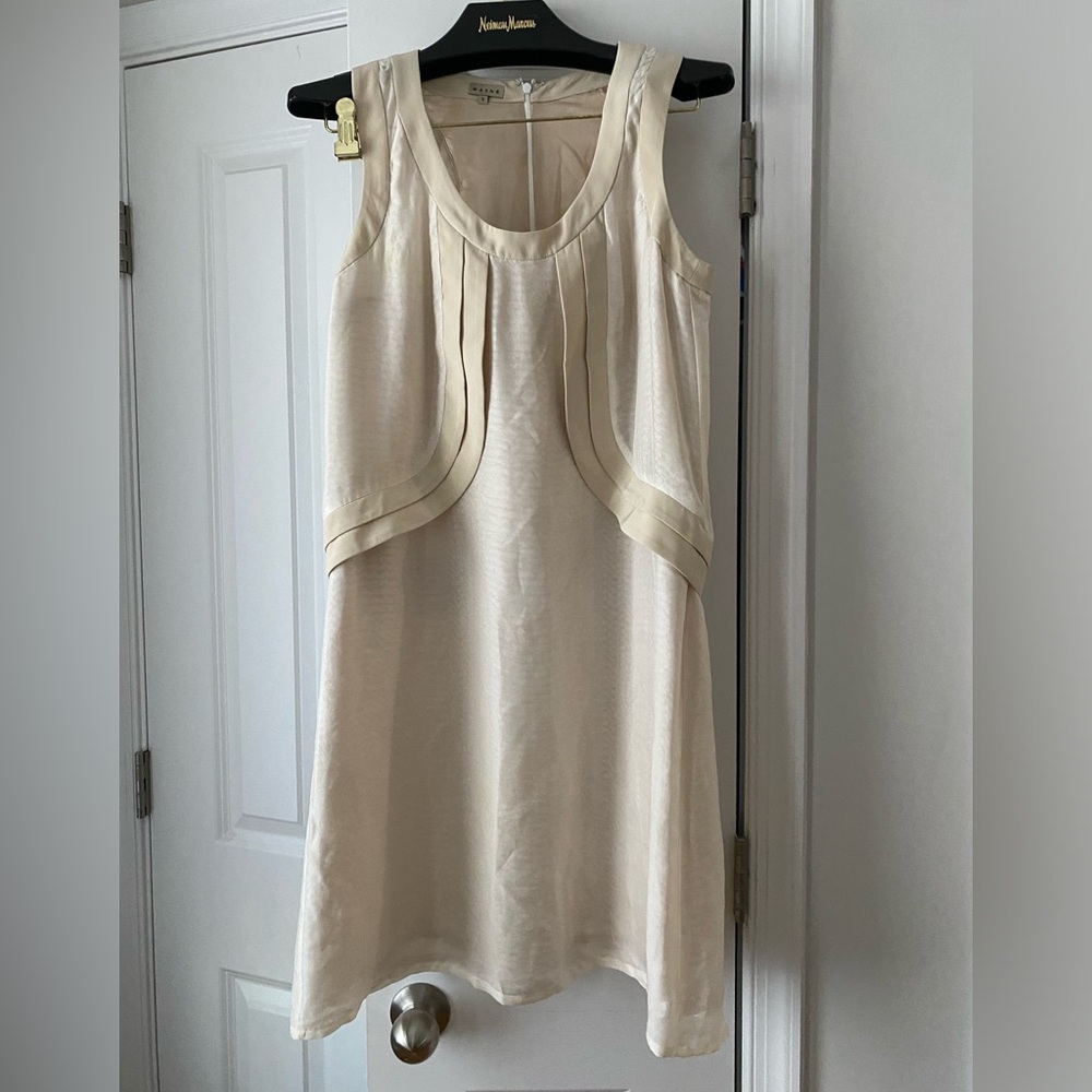 WAYNE (BARNEY’s NEW YORK) sheath dress in silky fabric size 8 beige and ivory